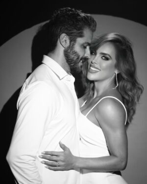 Sara Corrales Instagram - ✨¡Nos casamos!✨
 
Con el corazón lleno de amor y alegría, queremos compartir con ustedes la noticia más especial de nuestras vidas: ¡Nos comprometimos!💍❤️
 
Desde que nuestros caminos se cruzaron, hemos vivido momentos mágicos, aprendizajes profundos y aventuras que nos han hecho crecer como pareja y como personas. Lo que comenzó como una conexión única se ha convertido en un amor que no deja de sorprendernos y fortalecer cada día. Y hoy, con emoción inmensa, decidimos dar el siguiente gran paso: ¡Vamos a construir una vida juntos como marido y mujer! 👰🏻‍♀️🤵🏻
 
“Quiero despertar con vos cada mañana y verte reír todos los días.” 🌅❤️ Esta frase resume lo que soñamos el uno para el otro: una vida donde los amaneceres juntos sean la norma y la felicidad compartida sea nuestra mayor prioridad.
 
Agradecemos a quienes nos han acompañado en este viaje, a nuestras familias, amigos y a todos ustedes que siempre han estado ahí apoyando nuestros sueños. Cada mensaje, cada gesto y cada palabra de cariño ha sido parte fundamental de nuestra historia. 🙏💌
 
Ahora empieza una nueva etapa, llena de ilusiones, planes y sueños por cumplir. Nos sentimos bendecidos de emprender este camino uno al lado del otro y estamos ansiosos de compartir con ustedes cada paso hacia el día en que digamos “Sí, acepto” 🤍.
 
Gracias por ser parte de nuestra felicidad. Pronto habrá más novedades sobre esta aventura de amor y risas #Por toda la vida. 💫💕
 
Con amor, 
Sara & Damián
#NosCasamos #Comprometidos #LaVidaEsMejorContigo #LoveForever #UnaVidaJuntos ❤️ 

Fotógrafo  @felipeloaizafoto
Estilismo  @danybelot
Maquillaje  @liliuribemakeup
Peinado  @saravmakeupandhair
Post producción @wedot.agency
Detrás de cámaras @jorgelafabricaa
Producción para @dramparoaguirre