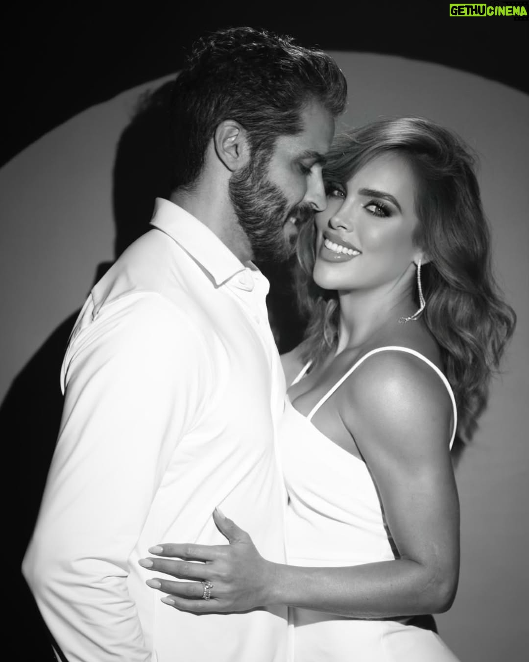 Sara Corrales - 152.2K Likes - ✨¡Nos casamos!✨
Con el corazón lleno de amor y alegría, queremos compartir con ustedes la noticia más especial de nuestras vidas: ¡Nos comprometimos!💍❤️
Desde que nuestros caminos se cruzaron, hemos vivido momentos mágicos, aprendizajes profundos y aventuras que nos han hecho crecer como pareja y como personas. Lo que comenzó como una conexión única se ha convertido en un amor que no deja de sorprendernos y fortalecer cada día. Y hoy, con emoción inmensa, decidimos dar el siguiente gran paso: ¡Vamos a construir una vida juntos como marido y mujer! 👰🏻♀️🤵🏻
“Quiero despertar con vos cada mañana y verte reír todos los días.” 🌅❤️ Esta frase resume lo que soñamos el uno para el otro: una vida donde los amaneceres juntos sean la norma y la felicidad compartida sea nuestra mayor prioridad.
Agradecemos a quienes nos han acompañado en este viaje, a nuestras familias, amigos y a todos ustedes que siempre han estado ahí apoyando nuestros sueños. Cada mensaje, cada gesto y cada palabra de cariño ha sido parte fundamental de nuestra historia. 🙏💌
Ahora empieza una nueva etapa, llena de ilusiones, planes y sueños por cumplir. Nos sentimos bendecidos de emprender este camino uno al lado del otro y estamos ansiosos de compartir con ustedes cada paso hacia el día en que digamos “Sí, acepto” 🤍.
Gracias por ser parte de nuestra felicidad. Pronto habrá más novedades sobre esta aventura de amor y risas #Por toda la vida. 💫💕
Con amor,
Sara & Damián
#NosCasamos #Comprometidos #LaVidaEsMejorContigo #LoveForever #UnaVidaJuntos ❤️
Fotógrafo @felipeloaizafoto
Estilismo @danybelot
Maquillaje @liliuribemakeup
Peinado @saravmakeupandhair
Post producción @wedot.agency
Detrás de cámaras @jorgelafabricaa
Producción para @dramparoaguirre