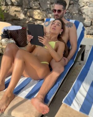 Sara Corrales Instagram - ¿Prefieres FRÍO O CALOR  para empezar el año?