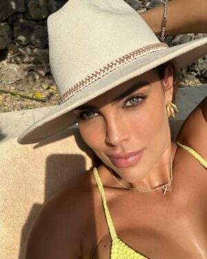 Sara Corrales Instagram - ¿Prefieres FRÍO O CALOR  para empezar el año?