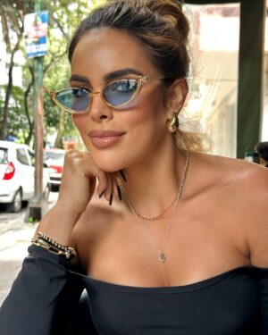 Sara Corrales Instagram - Un resumen de mi semana pasada. Cuéntame qué quieres que postee para ti, qué te interesa más? 

1. Muy coqueta ella para un evento de joyas.
2. Pegando miradas coquetas y casuales 😜.
3. Ideas e inspiración de mi mercado para que lleves una alimentación sana.
4. Espejo coquetongo 🤭.
5. Viaje con mi mejor parcero y novio ❤️‍🔥.
6. Domingo de entrenamiento, deliiiii 🔥.
7. Amo los brunch saludables.
8. Me apasiona demasiado entrenar pesas.
9. Organizando nuestra casita para recibir unos amigos 🤩. 
10. Con este bombón mío delicioso 🤤.
11. Post pesas con esas piernikis bombeadas 💥.
12. En la pelu consintiéndome.
13. Entrenando con el novio, motivación pura.
14. El muy aclamado “Te desinflamatorio” tome nota 📝.