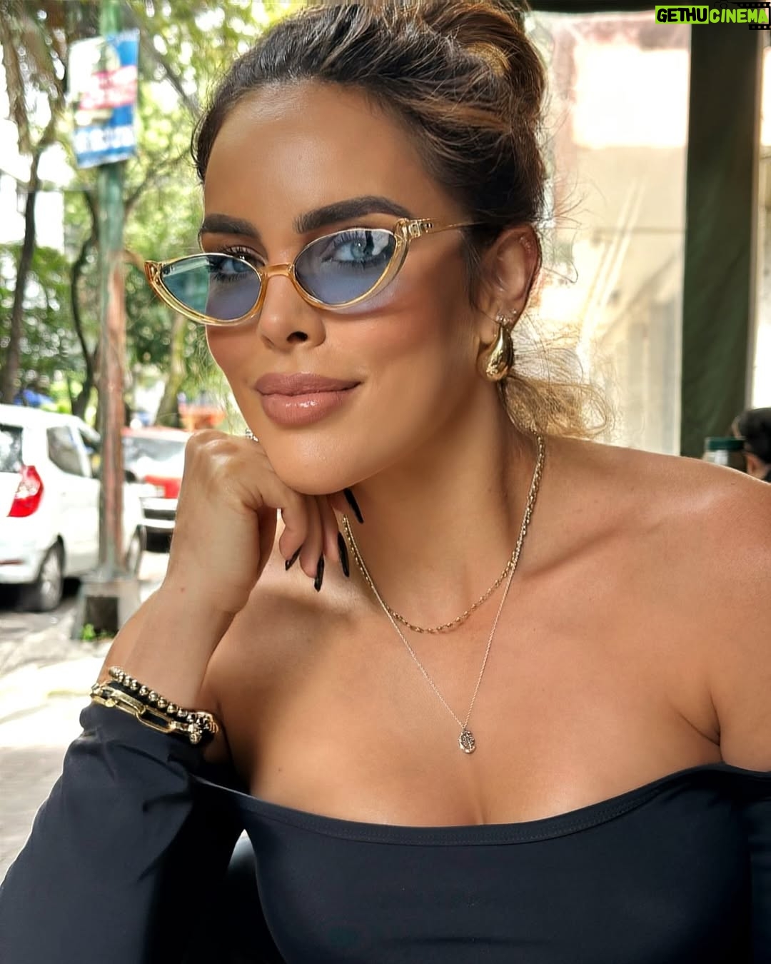 Sara Corrales - 42.6K Likes - Un resumen de mi semana pasada. Cuéntame qué quieres que postee para ti, qué te interesa más?
1. Muy coqueta ella para un evento de joyas.
2. Pegando miradas coquetas y casuales 😜.
3. Ideas e inspiración de mi mercado para que lleves una alimentación sana.
4. Espejo coquetongo 🤭.
5. Viaje con mi mejor parcero y novio ❤️🔥.
6. Domingo de entrenamiento, deliiiii 🔥.
7. Amo los brunch saludables.
8. Me apasiona demasiado entrenar pesas.
9. Organizando nuestra casita para recibir unos amigos 🤩.
10. Con este bombón mío delicioso 🤤.
11. Post pesas con esas piernikis bombeadas 💥.
12. En la pelu consintiéndome.
13. Entrenando con el novio, motivación pura.
14. El muy aclamado “Te desinflamatorio” tome nota 📝.