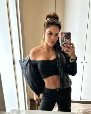 Sara Corrales Instagram - Un resumen de mi semana pasada. Cuéntame qué quieres que postee para ti, qué te interesa más? 

1. Muy coqueta ella para un evento de joyas.
2. Pegando miradas coquetas y casuales 😜.
3. Ideas e inspiración de mi mercado para que lleves una alimentación sana.
4. Espejo coquetongo 🤭.
5. Viaje con mi mejor parcero y novio ❤️‍🔥.
6. Domingo de entrenamiento, deliiiii 🔥.
7. Amo los brunch saludables.
8. Me apasiona demasiado entrenar pesas.
9. Organizando nuestra casita para recibir unos amigos 🤩. 
10. Con este bombón mío delicioso 🤤.
11. Post pesas con esas piernikis bombeadas 💥.
12. En la pelu consintiéndome.
13. Entrenando con el novio, motivación pura.
14. El muy aclamado “Te desinflamatorio” tome nota 📝.
