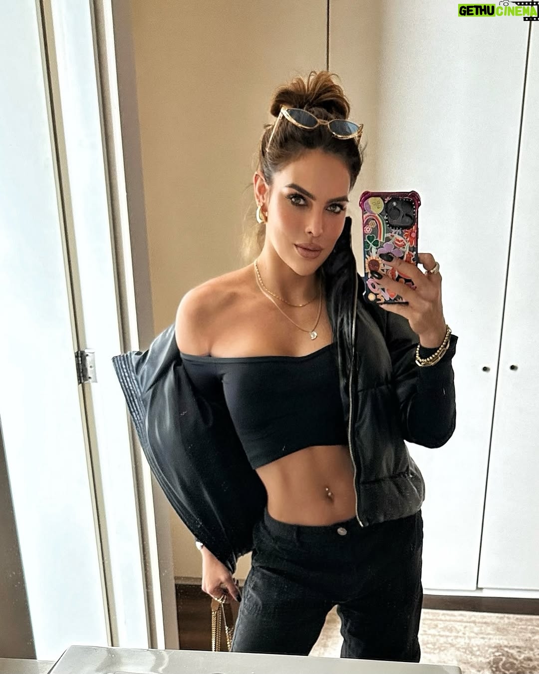 Sara Corrales - 42.6K Likes - Un resumen de mi semana pasada. Cuéntame qué quieres que postee para ti, qué te interesa más?
1. Muy coqueta ella para un evento de joyas.
2. Pegando miradas coquetas y casuales 😜.
3. Ideas e inspiración de mi mercado para que lleves una alimentación sana.
4. Espejo coquetongo 🤭.
5. Viaje con mi mejor parcero y novio ❤️🔥.
6. Domingo de entrenamiento, deliiiii 🔥.
7. Amo los brunch saludables.
8. Me apasiona demasiado entrenar pesas.
9. Organizando nuestra casita para recibir unos amigos 🤩.
10. Con este bombón mío delicioso 🤤.
11. Post pesas con esas piernikis bombeadas 💥.
12. En la pelu consintiéndome.
13. Entrenando con el novio, motivación pura.
14. El muy aclamado “Te desinflamatorio” tome nota 📝.