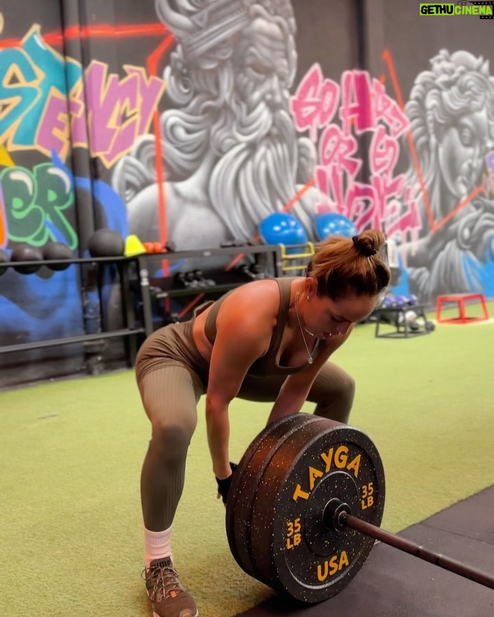 Sara Corrales - 42.6K Likes - Un resumen de mi semana pasada. Cuéntame qué quieres que postee para ti, qué te interesa más?
1. Muy coqueta ella para un evento de joyas.
2. Pegando miradas coquetas y casuales 😜.
3. Ideas e inspiración de mi mercado para que lleves una alimentación sana.
4. Espejo coquetongo 🤭.
5. Viaje con mi mejor parcero y novio ❤️🔥.
6. Domingo de entrenamiento, deliiiii 🔥.
7. Amo los brunch saludables.
8. Me apasiona demasiado entrenar pesas.
9. Organizando nuestra casita para recibir unos amigos 🤩.
10. Con este bombón mío delicioso 🤤.
11. Post pesas con esas piernikis bombeadas 💥.
12. En la pelu consintiéndome.
13. Entrenando con el novio, motivación pura.
14. El muy aclamado “Te desinflamatorio” tome nota 📝.