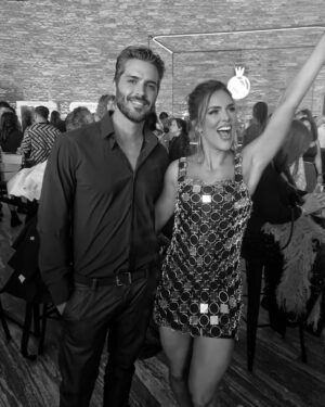 Sara Corrales Instagram - Un resumen de mi semana pasada. Cuéntame qué quieres que postee para ti, qué te interesa más? 

1. Muy coqueta ella para un evento de joyas.
2. Pegando miradas coquetas y casuales 😜.
3. Ideas e inspiración de mi mercado para que lleves una alimentación sana.
4. Espejo coquetongo 🤭.
5. Viaje con mi mejor parcero y novio ❤️‍🔥.
6. Domingo de entrenamiento, deliiiii 🔥.
7. Amo los brunch saludables.
8. Me apasiona demasiado entrenar pesas.
9. Organizando nuestra casita para recibir unos amigos 🤩. 
10. Con este bombón mío delicioso 🤤.
11. Post pesas con esas piernikis bombeadas 💥.
12. En la pelu consintiéndome.
13. Entrenando con el novio, motivación pura.
14. El muy aclamado “Te desinflamatorio” tome nota 📝.