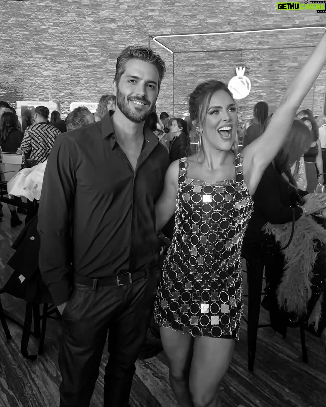 Sara Corrales - 42.6K Likes - Un resumen de mi semana pasada. Cuéntame qué quieres que postee para ti, qué te interesa más?
1. Muy coqueta ella para un evento de joyas.
2. Pegando miradas coquetas y casuales 😜.
3. Ideas e inspiración de mi mercado para que lleves una alimentación sana.
4. Espejo coquetongo 🤭.
5. Viaje con mi mejor parcero y novio ❤️🔥.
6. Domingo de entrenamiento, deliiiii 🔥.
7. Amo los brunch saludables.
8. Me apasiona demasiado entrenar pesas.
9. Organizando nuestra casita para recibir unos amigos 🤩.
10. Con este bombón mío delicioso 🤤.
11. Post pesas con esas piernikis bombeadas 💥.
12. En la pelu consintiéndome.
13. Entrenando con el novio, motivación pura.
14. El muy aclamado “Te desinflamatorio” tome nota 📝.