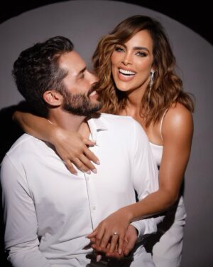 Sara Corrales Instagram - ✨¡Nos casamos!✨
 
Con el corazón lleno de amor y alegría, queremos compartir con ustedes la noticia más especial de nuestras vidas: ¡Nos comprometimos!💍❤️
 
Desde que nuestros caminos se cruzaron, hemos vivido momentos mágicos, aprendizajes profundos y aventuras que nos han hecho crecer como pareja y como personas. Lo que comenzó como una conexión única se ha convertido en un amor que no deja de sorprendernos y fortalecer cada día. Y hoy, con emoción inmensa, decidimos dar el siguiente gran paso: ¡Vamos a construir una vida juntos como marido y mujer! 👰🏻‍♀️🤵🏻
 
“Quiero despertar con vos cada mañana y verte reír todos los días.” 🌅❤️ Esta frase resume lo que soñamos el uno para el otro: una vida donde los amaneceres juntos sean la norma y la felicidad compartida sea nuestra mayor prioridad.
 
Agradecemos a quienes nos han acompañado en este viaje, a nuestras familias, amigos y a todos ustedes que siempre han estado ahí apoyando nuestros sueños. Cada mensaje, cada gesto y cada palabra de cariño ha sido parte fundamental de nuestra historia. 🙏💌
 
Ahora empieza una nueva etapa, llena de ilusiones, planes y sueños por cumplir. Nos sentimos bendecidos de emprender este camino uno al lado del otro y estamos ansiosos de compartir con ustedes cada paso hacia el día en que digamos “Sí, acepto” 🤍.
 
Gracias por ser parte de nuestra felicidad. Pronto habrá más novedades sobre esta aventura de amor y risas #Por toda la vida. 💫💕
 
Con amor, 
Sara & Damián
#NosCasamos #Comprometidos #LaVidaEsMejorContigo #LoveForever #UnaVidaJuntos ❤️ 

Fotógrafo  @felipeloaizafoto
Estilismo  @danybelot
Maquillaje  @liliuribemakeup
Peinado  @saravmakeupandhair
Post producción @wedot.agency
Detrás de cámaras @jorgelafabricaa
Producción para @dramparoaguirre
