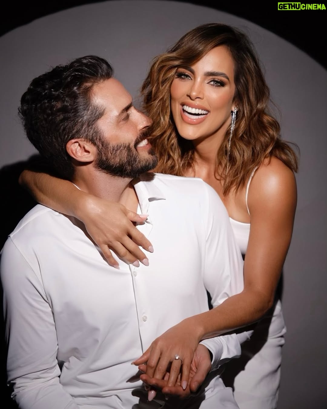 Sara Corrales - 152.2K Likes - ✨¡Nos casamos!✨
Con el corazón lleno de amor y alegría, queremos compartir con ustedes la noticia más especial de nuestras vidas: ¡Nos comprometimos!💍❤️
Desde que nuestros caminos se cruzaron, hemos vivido momentos mágicos, aprendizajes profundos y aventuras que nos han hecho crecer como pareja y como personas. Lo que comenzó como una conexión única se ha convertido en un amor que no deja de sorprendernos y fortalecer cada día. Y hoy, con emoción inmensa, decidimos dar el siguiente gran paso: ¡Vamos a construir una vida juntos como marido y mujer! 👰🏻♀️🤵🏻
“Quiero despertar con vos cada mañana y verte reír todos los días.” 🌅❤️ Esta frase resume lo que soñamos el uno para el otro: una vida donde los amaneceres juntos sean la norma y la felicidad compartida sea nuestra mayor prioridad.
Agradecemos a quienes nos han acompañado en este viaje, a nuestras familias, amigos y a todos ustedes que siempre han estado ahí apoyando nuestros sueños. Cada mensaje, cada gesto y cada palabra de cariño ha sido parte fundamental de nuestra historia. 🙏💌
Ahora empieza una nueva etapa, llena de ilusiones, planes y sueños por cumplir. Nos sentimos bendecidos de emprender este camino uno al lado del otro y estamos ansiosos de compartir con ustedes cada paso hacia el día en que digamos “Sí, acepto” 🤍.
Gracias por ser parte de nuestra felicidad. Pronto habrá más novedades sobre esta aventura de amor y risas #Por toda la vida. 💫💕
Con amor,
Sara & Damián
#NosCasamos #Comprometidos #LaVidaEsMejorContigo #LoveForever #UnaVidaJuntos ❤️
Fotógrafo @felipeloaizafoto
Estilismo @danybelot
Maquillaje @liliuribemakeup
Peinado @saravmakeupandhair
Post producción @wedot.agency
Detrás de cámaras @jorgelafabricaa
Producción para @dramparoaguirre