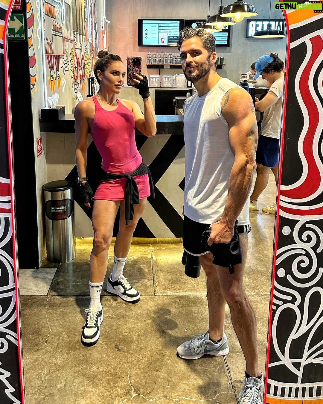 Sara Corrales - 42.6K Likes - Un resumen de mi semana pasada. Cuéntame qué quieres que postee para ti, qué te interesa más?
1. Muy coqueta ella para un evento de joyas.
2. Pegando miradas coquetas y casuales 😜.
3. Ideas e inspiración de mi mercado para que lleves una alimentación sana.
4. Espejo coquetongo 🤭.
5. Viaje con mi mejor parcero y novio ❤️🔥.
6. Domingo de entrenamiento, deliiiii 🔥.
7. Amo los brunch saludables.
8. Me apasiona demasiado entrenar pesas.
9. Organizando nuestra casita para recibir unos amigos 🤩.
10. Con este bombón mío delicioso 🤤.
11. Post pesas con esas piernikis bombeadas 💥.
12. En la pelu consintiéndome.
13. Entrenando con el novio, motivación pura.
14. El muy aclamado “Te desinflamatorio” tome nota 📝.