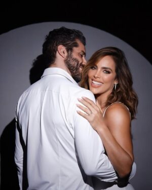 Sara Corrales Instagram - ✨¡Nos casamos!✨
 
Con el corazón lleno de amor y alegría, queremos compartir con ustedes la noticia más especial de nuestras vidas: ¡Nos comprometimos!💍❤️
 
Desde que nuestros caminos se cruzaron, hemos vivido momentos mágicos, aprendizajes profundos y aventuras que nos han hecho crecer como pareja y como personas. Lo que comenzó como una conexión única se ha convertido en un amor que no deja de sorprendernos y fortalecer cada día. Y hoy, con emoción inmensa, decidimos dar el siguiente gran paso: ¡Vamos a construir una vida juntos como marido y mujer! 👰🏻‍♀️🤵🏻
 
“Quiero despertar con vos cada mañana y verte reír todos los días.” 🌅❤️ Esta frase resume lo que soñamos el uno para el otro: una vida donde los amaneceres juntos sean la norma y la felicidad compartida sea nuestra mayor prioridad.
 
Agradecemos a quienes nos han acompañado en este viaje, a nuestras familias, amigos y a todos ustedes que siempre han estado ahí apoyando nuestros sueños. Cada mensaje, cada gesto y cada palabra de cariño ha sido parte fundamental de nuestra historia. 🙏💌
 
Ahora empieza una nueva etapa, llena de ilusiones, planes y sueños por cumplir. Nos sentimos bendecidos de emprender este camino uno al lado del otro y estamos ansiosos de compartir con ustedes cada paso hacia el día en que digamos “Sí, acepto” 🤍.
 
Gracias por ser parte de nuestra felicidad. Pronto habrá más novedades sobre esta aventura de amor y risas #Por toda la vida. 💫💕
 
Con amor, 
Sara & Damián
#NosCasamos #Comprometidos #LaVidaEsMejorContigo #LoveForever #UnaVidaJuntos ❤️ 

Fotógrafo  @felipeloaizafoto
Estilismo  @danybelot
Maquillaje  @liliuribemakeup
Peinado  @saravmakeupandhair
Post producción @wedot.agency
Detrás de cámaras @jorgelafabricaa
Producción para @dramparoaguirre