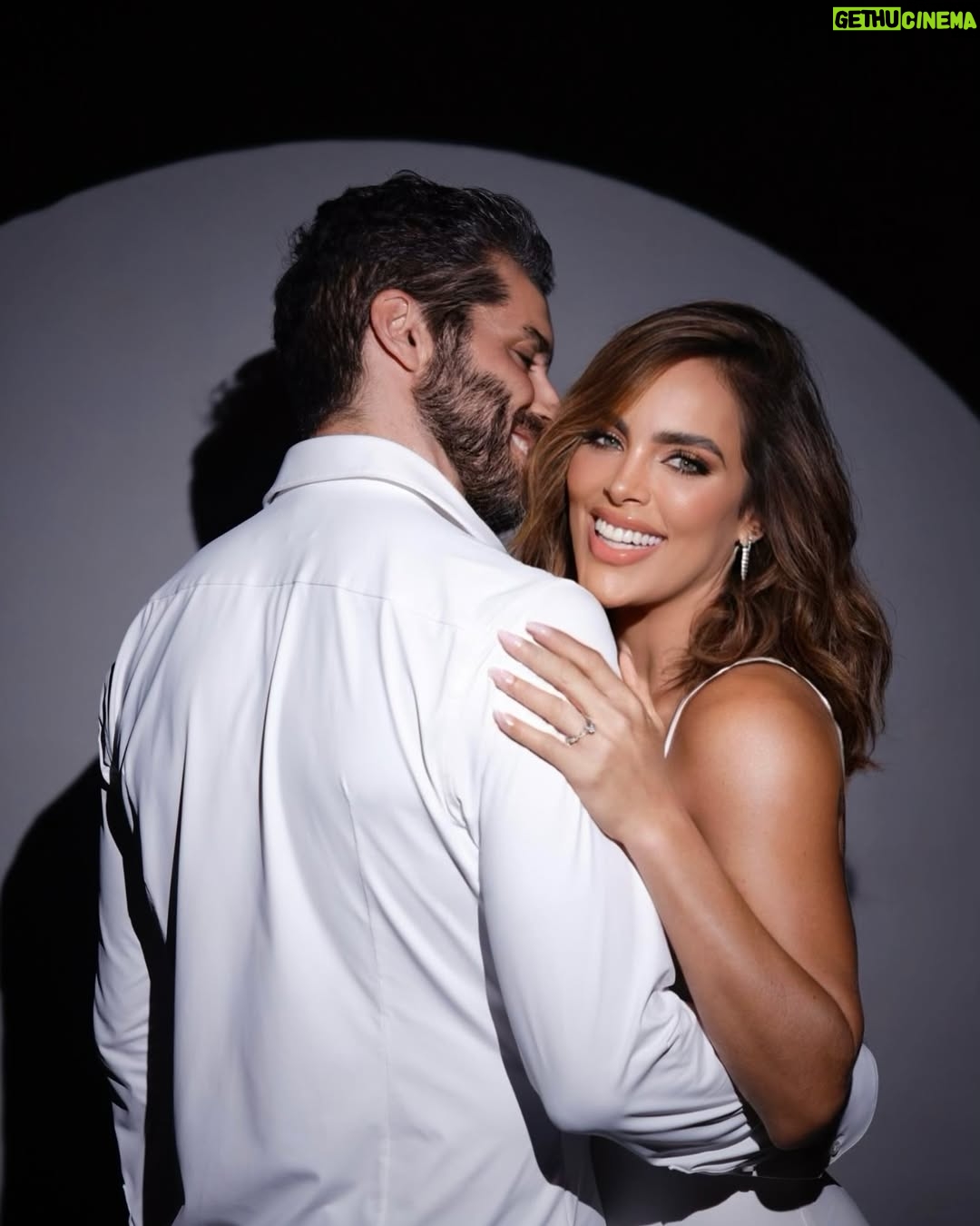 Sara Corrales - 152.2K Likes - ✨¡Nos casamos!✨
Con el corazón lleno de amor y alegría, queremos compartir con ustedes la noticia más especial de nuestras vidas: ¡Nos comprometimos!💍❤️
Desde que nuestros caminos se cruzaron, hemos vivido momentos mágicos, aprendizajes profundos y aventuras que nos han hecho crecer como pareja y como personas. Lo que comenzó como una conexión única se ha convertido en un amor que no deja de sorprendernos y fortalecer cada día. Y hoy, con emoción inmensa, decidimos dar el siguiente gran paso: ¡Vamos a construir una vida juntos como marido y mujer! 👰🏻♀️🤵🏻
“Quiero despertar con vos cada mañana y verte reír todos los días.” 🌅❤️ Esta frase resume lo que soñamos el uno para el otro: una vida donde los amaneceres juntos sean la norma y la felicidad compartida sea nuestra mayor prioridad.
Agradecemos a quienes nos han acompañado en este viaje, a nuestras familias, amigos y a todos ustedes que siempre han estado ahí apoyando nuestros sueños. Cada mensaje, cada gesto y cada palabra de cariño ha sido parte fundamental de nuestra historia. 🙏💌
Ahora empieza una nueva etapa, llena de ilusiones, planes y sueños por cumplir. Nos sentimos bendecidos de emprender este camino uno al lado del otro y estamos ansiosos de compartir con ustedes cada paso hacia el día en que digamos “Sí, acepto” 🤍.
Gracias por ser parte de nuestra felicidad. Pronto habrá más novedades sobre esta aventura de amor y risas #Por toda la vida. 💫💕
Con amor,
Sara & Damián
#NosCasamos #Comprometidos #LaVidaEsMejorContigo #LoveForever #UnaVidaJuntos ❤️
Fotógrafo @felipeloaizafoto
Estilismo @danybelot
Maquillaje @liliuribemakeup
Peinado @saravmakeupandhair
Post producción @wedot.agency
Detrás de cámaras @jorgelafabricaa
Producción para @dramparoaguirre