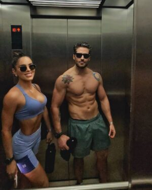 Sara Corrales Instagram - Menciona a esa persona con la que quisieras hacer estos planes 🤩.

Remix de mis días en Acapulco:

1. Moraleja: No se salten el día de piernuki en el gym 😝.
2. Entre amigos y unos tequilas.
3. 🩵
4. Un país al que también amo.
5. Es que tengo a un buen fotógrafo de prometido. 
6. Cheers 🥂 
7. Luciendo el bikinazo de @muar_col (lo amo 🖤)
8. Me gustan los viajes en carretera y amo ser la dj encargada del playlist, me las bailo y canto todas 🥳.
9. Oigan, vieron esta luna roja? 😱
10. Muy 5:30 am camino al gym, incluso de viaje seguimos con la rutina 🏋🏽‍♀️. 

Cuál foto o video te gustó más y por qué? Cuéntame!