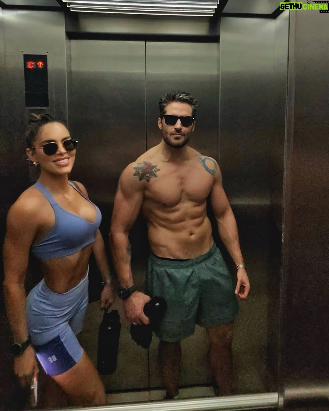 Sara Corrales - 64.7K Likes - Menciona a esa persona con la que quisieras hacer estos planes 🤩.
Remix de mis días en Acapulco:
1. Moraleja: No se salten el día de piernuki en el gym 😝.
2. Entre amigos y unos tequilas.
3. 🩵
4. Un país al que también amo.
5. Es que tengo a un buen fotógrafo de prometido.
6. Cheers 🥂
7. Luciendo el bikinazo de @muar_col (lo amo 🖤)
8. Me gustan los viajes en carretera y amo ser la dj encargada del playlist, me las bailo y canto todas 🥳.
9. Oigan, vieron esta luna roja? 😱
10. Muy 5:30 am camino al gym, incluso de viaje seguimos con la rutina 🏋🏽♀️.
Cuál foto o video te gustó más y por qué? Cuéntame!