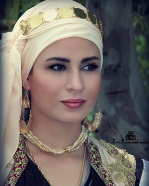 Sara Lalama Instagram - قريبا اول عرض لفيلم #ابن_باديس بقسنطينة، الفيلم من اخراج #باسل_الخطيب و انتاج CADC, حيث جسدت دور"يامنة" زوجة العلامة. تجربة رائعة 🎬😘❤️ (المكياج المذهل كان من ابداع طاقم ايراني ) . From the film #ibn_badis directed by #basil_el_khatib, soon inchallah
