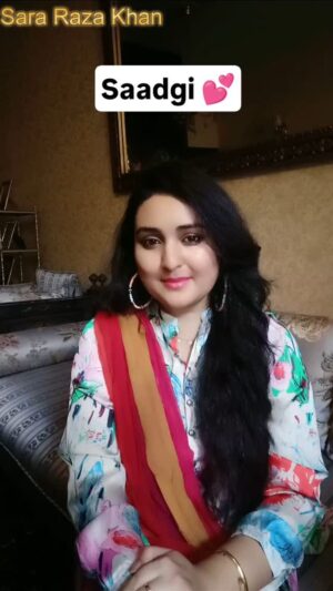 Sara Raza Khan Instagram - A simple Cover Song  without auto Tune ☺

Saadgi tu Hamari Zara dekhyie aitbaar aapke Wade par Liya 💕

#nfak #cover #sararazakhan #music #trending