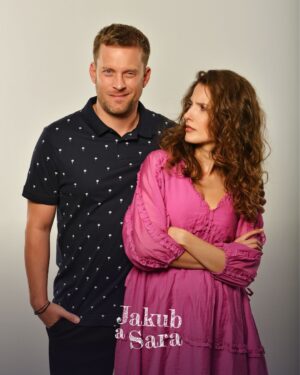 Sara Sandeva Instagram - Jak odlišně může muž a žena vidět ten stejný moment? 🤔 To se dozvíte v novém komediálním seriálu Jakub a Sara, ve kterém nehledejte skutečný pár, hledejte spíš sami sebe! 

💘 Nový seriál Jakub a Sara od 30. března na Primě!

#jakubasara #primatv #jakubprachar #sarasandeva