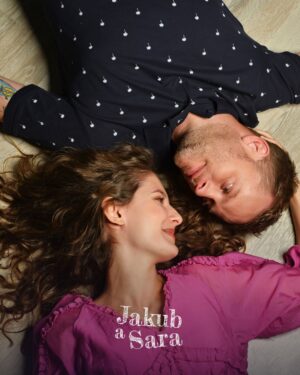 Sara Sandeva Instagram - Jak odlišně může muž a žena vidět ten stejný moment? 🤔 To se dozvíte v novém komediálním seriálu Jakub a Sara, ve kterém nehledejte skutečný pár, hledejte spíš sami sebe! 

💘 Nový seriál Jakub a Sara od 30. března na Primě!

#jakubasara #primatv #jakubprachar #sarasandeva
