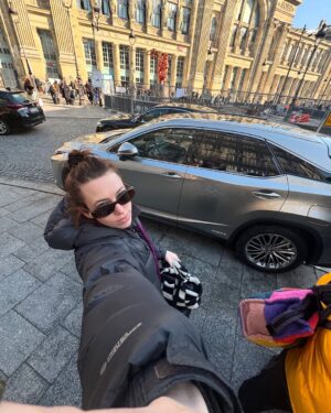 Sarah Close Instagram - a crazy 4 months all around the world making music ❤️‍🔥 my first time in seoul, first tornado experience in nashville, first time feeding a fox lol, so many cancelled flights and trains for the most bizarre reasons and so many cool pinch me moments that i’m trying my hardest to not let pass me by in the blur of it all. the craziest nonstop season of my life so far and feeling eternally thankful 🍀