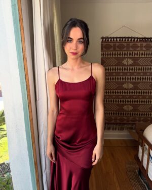 Sarah Desjardins Instagram - I presented an award and didn’t trip onstage!!

h: @bykileyfitz 
m: @lorencanbymakeup 
styling: @sarahslutsky 
@carlee___  @miacstella 

👗 : @alejandraalonsorojas 
👠 : @mgemi 
👛 : @gedebe 
💎 : @celestestarre @dorseyofficial