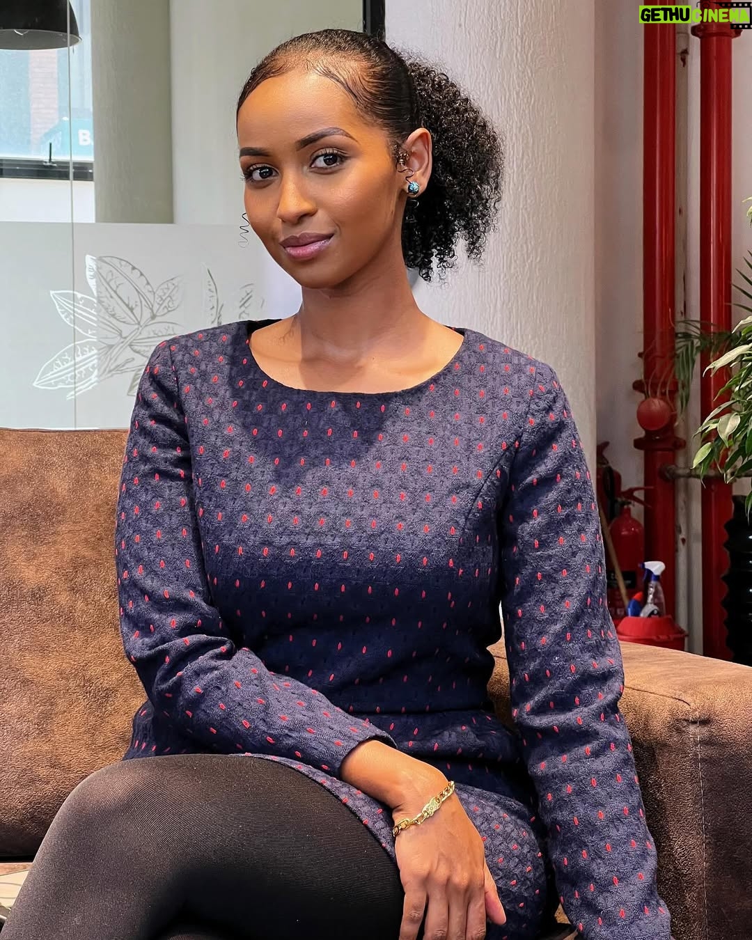 Sarah Hassan - 58.7K Likes - When @wanjikustephens comes to set & asks you to pose for a picture šø you poseš¤ā¤ļø
@vivian_the_makeupartist on the face beatšš¾š
Happy Friday lovelies š¤š