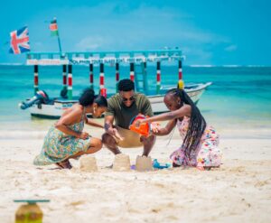 Sarah Hassan Instagram - THANK YOU for watching and making Family Vacation such a success 🙌🏾 

We appreciate all of you and the love we have received 🥰

#FamilyVacation #AlfajiriProductions #FilmEmpowerment

📸 @nick_mitalo