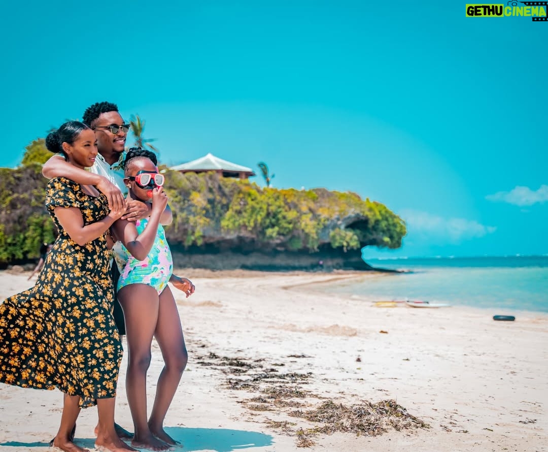Sarah Hassan - 23K Likes - THANK YOU for watching and making Family Vacation such a success šš¾
We appreciate all of you and the love we have received š„°
#FamilyVacation #AlfajiriProductions #FilmEmpowerment
šø @nick_mitalo