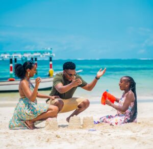 Sarah Hassan Instagram - THANK YOU for watching and making Family Vacation such a success 🙌🏾 

We appreciate all of you and the love we have received 🥰

#FamilyVacation #AlfajiriProductions #FilmEmpowerment

📸 @nick_mitalo