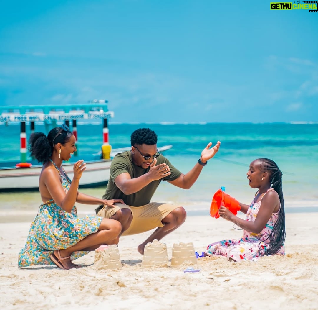 Sarah Hassan - 23K Likes - THANK YOU for watching and making Family Vacation such a success šš¾
We appreciate all of you and the love we have received š„°
#FamilyVacation #AlfajiriProductions #FilmEmpowerment
šø @nick_mitalo
