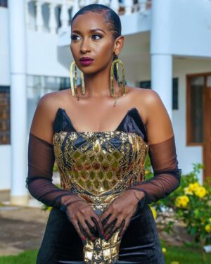 Sarah Hassan Instagram - 🥹❤️ Thank you so much for all the love ❤️❤️🤗🤗 
From the bottom of my heart, I appreciate each and everyone of you❤️
Sending you loads of love, light and major positive vibes💛💛💛

✨✨✨
Styled by the baddest: @brianbabu ✨
Outfit by the amazing @stitchworthfabricsanddesigns 💫
Earrings by the incredible @adeledejak 💫
Hair by the talented @crownedbyronnie ✨
Make up by the super @_makeup.by.carrie 💫
Pictures by the incredible @nick_mitalo ✨

📍 #KalashaAwards2024 🤗
✨✨✨✨