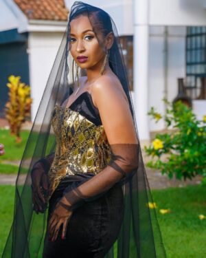 Sarah Hassan Instagram - 🥹❤️ Thank you so much for all the love ❤️❤️🤗🤗 
From the bottom of my heart, I appreciate each and everyone of you❤️
Sending you loads of love, light and major positive vibes💛💛💛

✨✨✨
Styled by the baddest: @brianbabu ✨
Outfit by the amazing @stitchworthfabricsanddesigns 💫
Earrings by the incredible @adeledejak 💫
Hair by the talented @crownedbyronnie ✨
Make up by the super @_makeup.by.carrie 💫
Pictures by the incredible @nick_mitalo ✨

📍 #KalashaAwards2024 🤗
✨✨✨✨