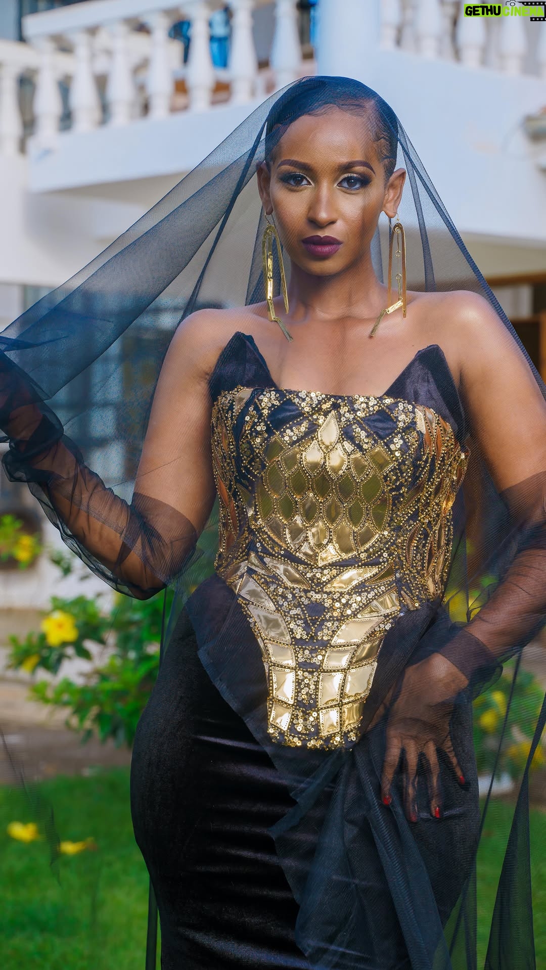 Sarah Hassan - 37.2K Likes - šš¾š„° YOH!! My glam team proper snapped!!ā¤ļøš¤šš½
Styled by the baddest @brianbabu āØ
Outfit by the amazing @stitchworthfabricsanddesigns š«
Earrings by the one and only @adeledejak š«
Hair by the talented @crownedbyronnie āØ
Make up by the super @_makeup.by.carrie š«
šø by the incredible @nick_mitalo āØ
For the #KalashaAwards2024 š¤
#BestLeadActressInATVDrama ā¤ļø