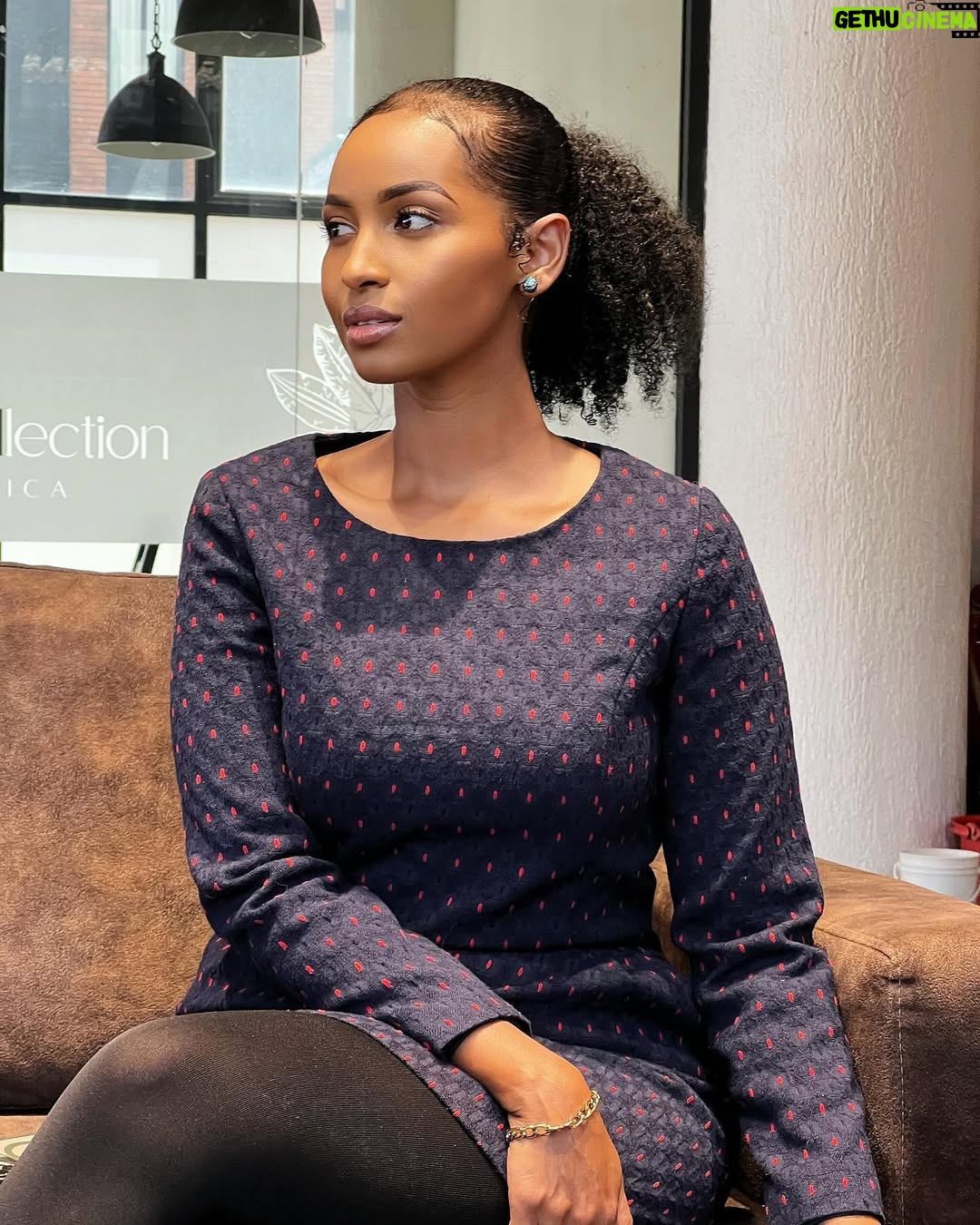 Sarah Hassan - 58.7K Likes - When @wanjikustephens comes to set & asks you to pose for a picture šø you poseš¤ā¤ļø
@vivian_the_makeupartist on the face beatšš¾š
Happy Friday lovelies š¤š