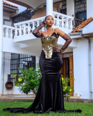 Sarah Hassan Instagram - My Glam team snapped🙌🏾🥰💖 

Styled by the baddest: @brianbabu ✨
Outfit by the amazing @stitchworthfabricsanddesigns 💫
Earrings by the incredible @adeledejak 💫
Hair by the talented @crownedbyronnie ✨
Make up by the super @_makeup.by.carrie 💫
Pictures by the incredible @nick_mitalo ✨

📍At the #KalashaAwards2024 🤗