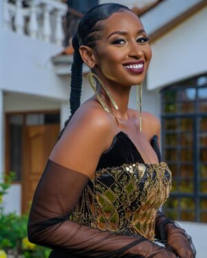 Sarah Hassan Instagram - My Glam team snapped🙌🏾🥰💖 

Styled by the baddest: @brianbabu ✨
Outfit by the amazing @stitchworthfabricsanddesigns 💫
Earrings by the incredible @adeledejak 💫
Hair by the talented @crownedbyronnie ✨
Make up by the super @_makeup.by.carrie 💫
Pictures by the incredible @nick_mitalo ✨

📍At the #KalashaAwards2024 🤗
