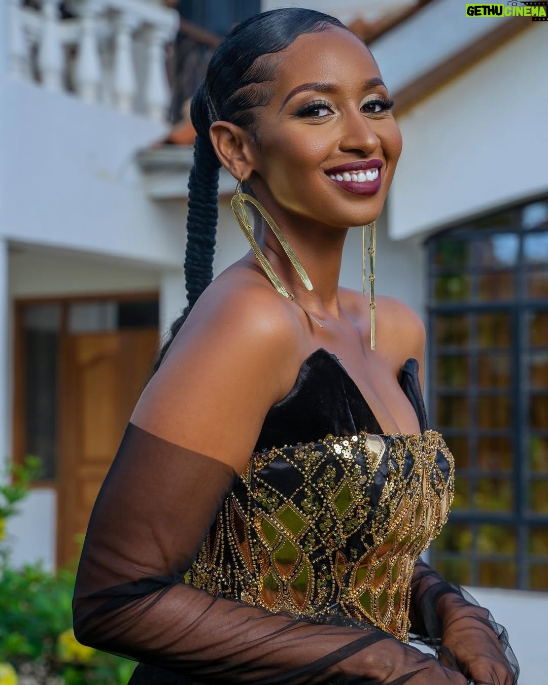 Sarah Hassan - 41.1K Likes - My Glam team snappedšš¾š„°š
Styled by the baddest: @brianbabu āØ
Outfit by the amazing @stitchworthfabricsanddesigns š«
Earrings by the incredible @adeledejak š«
Hair by the talented @crownedbyronnie āØ
Make up by the super @_makeup.by.carrie š«
Pictures by the incredible @nick_mitalo āØ
šAt the #KalashaAwards2024 š¤