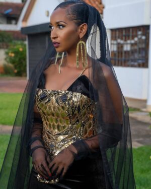 Sarah Hassan Instagram - My Glam team snapped🙌🏾🥰💖 

Styled by the baddest: @brianbabu ✨
Outfit by the amazing @stitchworthfabricsanddesigns 💫
Earrings by the incredible @adeledejak 💫
Hair by the talented @crownedbyronnie ✨
Make up by the super @_makeup.by.carrie 💫
Pictures by the incredible @nick_mitalo ✨

📍At the #KalashaAwards2024 🤗