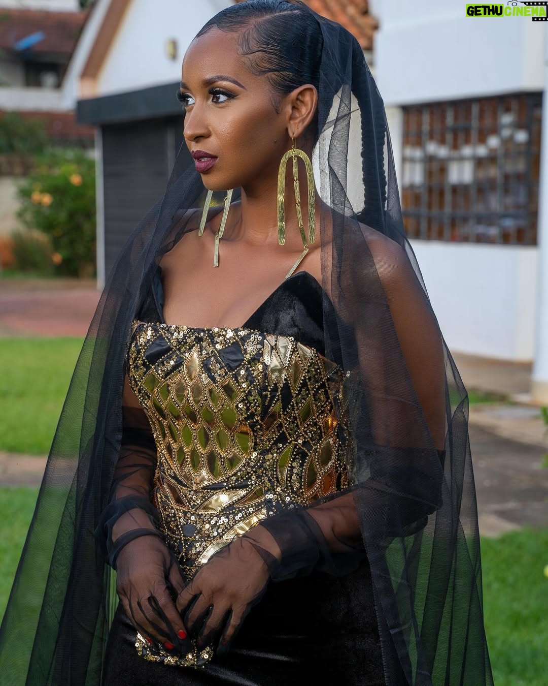 Sarah Hassan - 41.1K Likes - My Glam team snappedšš¾š„°š
Styled by the baddest: @brianbabu āØ
Outfit by the amazing @stitchworthfabricsanddesigns š«
Earrings by the incredible @adeledejak š«
Hair by the talented @crownedbyronnie āØ
Make up by the super @_makeup.by.carrie š«
Pictures by the incredible @nick_mitalo āØ
šAt the #KalashaAwards2024 š¤