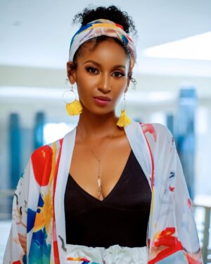 Sarah Hassan Instagram - Good morning beautiful people🦋 and Happy Friday☀️😊 

Got dolled up when I was in Mombasa by the talented @fays_beat 💄
Fit 👗is an oldie but a goldie from @house_of_chockers 🌸
📸 by the amazing @nick_mitalo ✨
📍 @blissresort ☀️