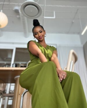 Sarah Hassan Instagram - Couldn’t pick one so you get a few🤭🫣💚
It’s been such a fulfilling and incredible 5days in Jozi thanks to @africacreativeagency ❤️🥹 My heart is happy!! 
💫💫💫
Face beat💄 by the talented @carolinegreeff 🥰
Also, the lighting at the ACA offices is 🥰🙌🏾 took the pics with the help of the 3sec timer🫣🤭