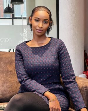 Sarah Hassan Instagram - When @wanjikustephens comes to set & asks you to pose for a picture 📸 you pose🤭❤️
@vivian_the_makeupartist on the face beat🙌🏾💛
Happy Friday lovelies 🤗💜