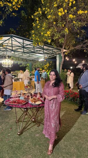 Sarah Hussain Instagram - Iftaar Dawat @chefp.in ✨ Suit by @saarania_boutique ✨ #ZingyZest #Iftaar #Ramzaan #Eid @rockymohan