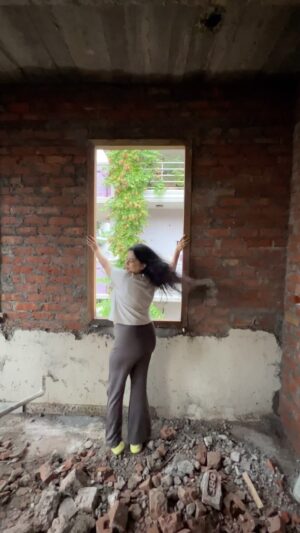 Sarah Hussain Instagram - Apna ghar. 🏠 

Throwback to 2 years when we were building our home. 🏡 
#Home #Grateful #Ghar