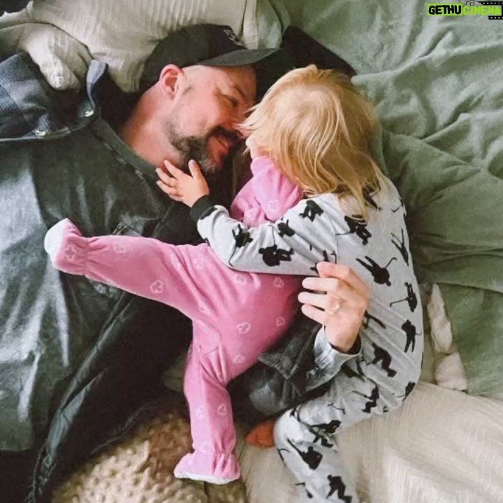 Sarah-Jeanne Labrosse - 26K Likes - Marcanpoui, je tβaime tellement. Yβa pus de souper oΓΉ on se regarde dans les yeux en Γ©coutant de la musique sans devoir se lever 14 fois pour ramasser des affaires qui tombent, yβa pus de grasses matinΓ©es, yβa pus une nuit oΓΉ on dort sur nos deux oreilles, mais yβa ben plus de fun que jβaurais pus lβimaginer. Yβa pas un futur, pas un rΓͺve auquel jβaspire, sans que tu sois dedans. Merci pour le chaos qui tu as amenΓ© dans la maison, dans ma tΓͺte, pis dans mon cΕur. Je lβaime tout le temps, je tβaime tout le temps.
MΓͺme quand ma face dit lβinverse.
Γ tantΓ΄t, on mange du spag. β€οΈ π