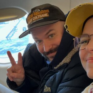 Sarah-Jeanne Labrosse Instagram - Marcanpoui, je t’aime tellement. Y’a pus de souper où on se regarde dans les yeux en écoutant de la musique sans devoir se lever 14 fois pour ramasser des affaires qui tombent, y’a pus de grasses matinées, y’a pus une nuit où on dort sur nos deux oreilles, mais y’a ben plus de fun que j’aurais pus l’imaginer. Y’a pas un futur, pas un rêve auquel j’aspire, sans que tu sois dedans. Merci pour le chaos qui tu as amené dans la maison, dans ma tête, pis dans mon cœur. Je l’aime tout le temps, je t’aime tout le temps. 
Même quand ma face dit l’inverse. 

À tantôt, on mange du spag. ❤️ 🍝