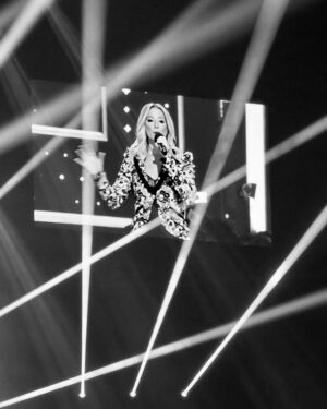 Sarah McLachlan Instagram - It was an absolute honour to present Anne Murray with the Lifetime Achievement Award at this year’s JUNO Awards. Our very own Canadian treasure. 🇨🇦❤️XoS