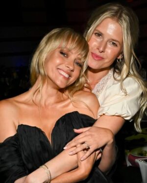 Sarah Wright Instagram - Our Dazey Dream circle is back and happening April 28th at 3pm pst which means it is 8am AEST in Australia !! 
⁣
We hope that means you can join us for our first one for 2025 and falling on a new moon, we’re aligning with all the Universal energies to get mystical, wild and woo woo, up-levelled AF and intentional as we call in our GREATEST YEAR YET ✨⁣
⁣ Connect with other like-minded Dazeys as we harness the collective energy to amplify our intentions and bring them to life. And bring your manifesting vision board to life with @onceuponapp! We’re so excited to see you guys there!!! Secure your spot at yourzenmama.com (click on the tab for ‘Dazey Dream Circle)⁣
⁣
#yourzenmama #manifesting #visualization