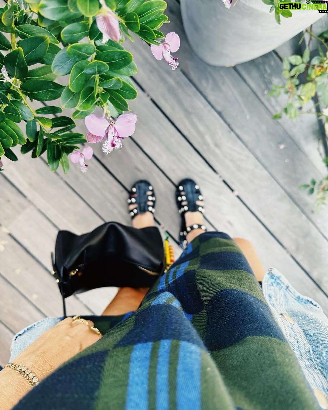 Sarah Wright - 3.7K Likes - Weekends, baby moon getaway and morning snuggles!! @fredasalvador @aceandjig @shopclarev @agolde (first photo by Winter đ)