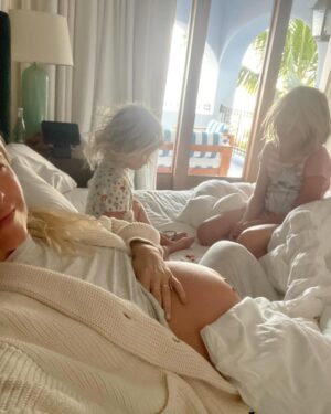Sarah Wright Instagram - Weekends, baby moon getaway and morning snuggles!! @fredasalvador @aceandjig @shopclarev @agolde (first photo by Winter 😂)