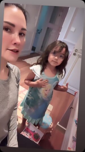 Sarimah Ibrahim Instagram - THE FULL videos are in my stories👀

Tiber.....Mummy macam kena scam je ngan Salon ni!!😂😂😂😭🥶🥶 

Bersaralah semua stylist kat Malaysia lepas ni ok. @epie_temerloh @mizznurule 🫵🏻😂😭

Sofia wanted to give me a makeover.. so 1.5 hours later... i think it was a success. You? 💫😅❤️❤️😉 @jamienx200t it looks like we know her future career! 

Auntie @tunkumyra Enda My... you're next!!😅💫 

I dare  uncle @eddymudzaffar too! Now your wife and niece will style you forevaaaahhhhh 😂😭

#ilooklikecaptainJacksparrow #butiloveit #braveisanoption #tunkusofianajihah #thenadzimuddins